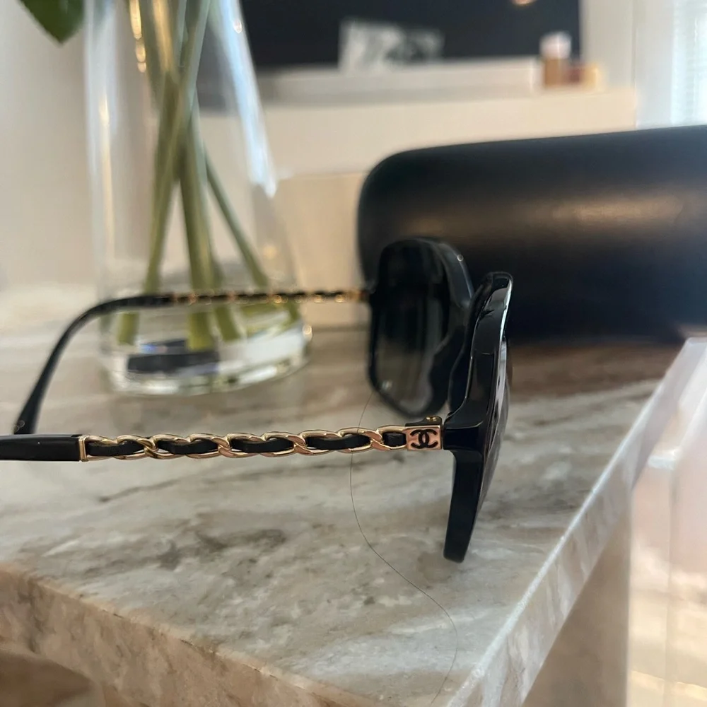 Women's Black Oversized Sunglasses - Classic Shade - Picture 3 of 8